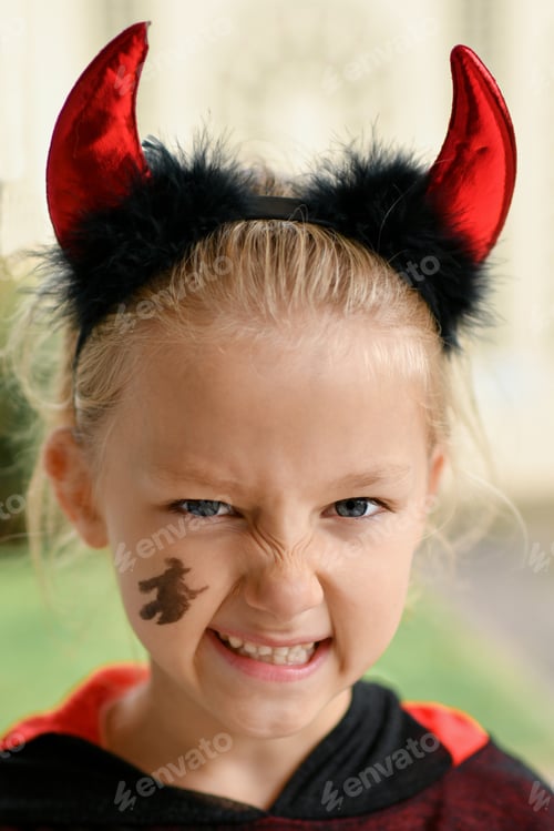 Preview: A girl dressed as a devil with horns
