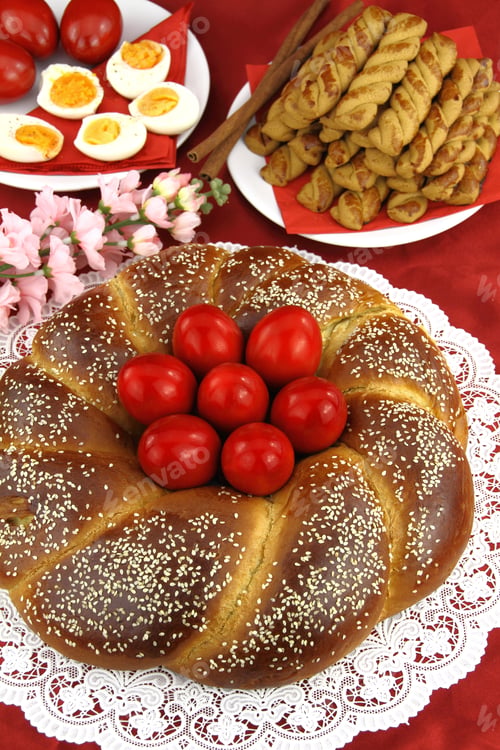 Preview: Easter sweet bread with red eggs