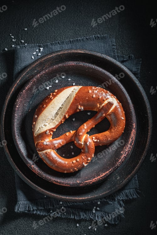 Preview: Crispy and hot pretzels as a salty snack.