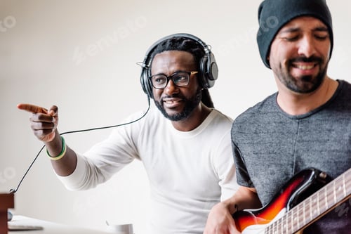 Visualização: Artistas produzindo música.