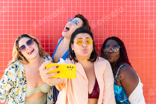 Preview: Group of plus size women with swimwear at the beach