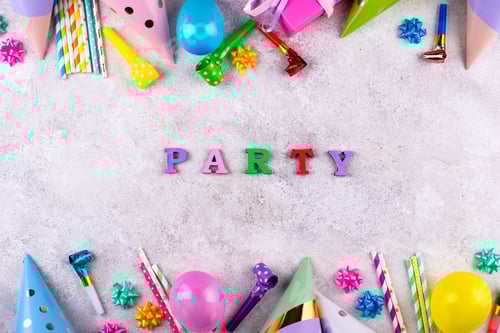 Visualização: Conceito de celebração de festa de aniversário com chapéu de papel