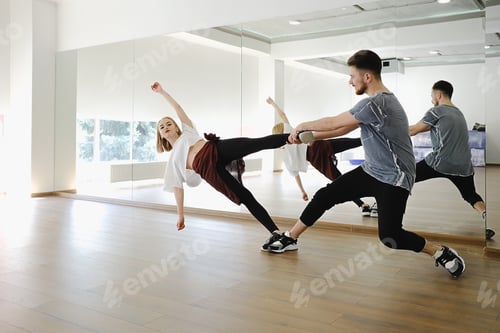 Preview: Man and woman dancing