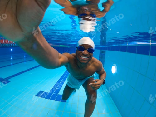 Preview: Swimmer enjoying his underwater training in swimming pool