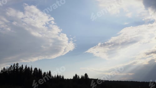 Vorschau: Panoramablick auf den schönen Himmel mit Wolken und Schatten des Horizonts. Medien. Wunderschöne Landschaft mit