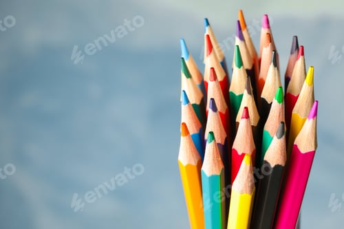 Vista previa: Lápices multicolores sobre fondo azul claro, primer plano