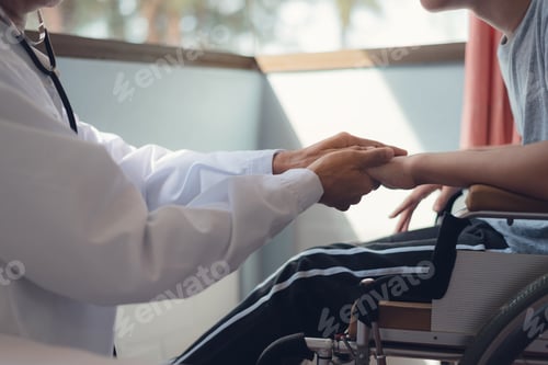 Preview: The hand of the kind doctor shook the patient's hand to speak or encourage treatment.
