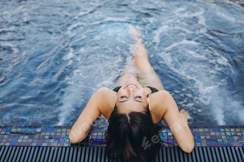 Vorschau: Eine schöne modische Frau im Bikini posiert auf dem Hottube-Hintergrund
