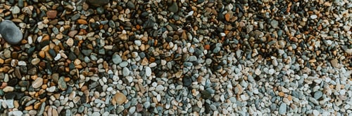 Vorschau: Blaue Kieselsteine am Strand. Toller natürlicher Hintergrund für Ihr Design. Top-Ansicht.Banner.Selektiver Fokus