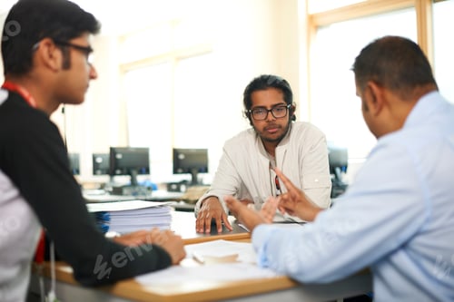 Preview: Lecturer talking to college students in classroom