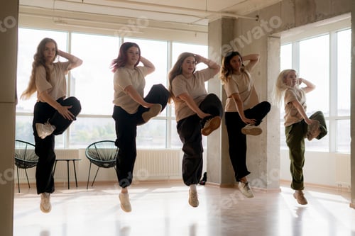 Preview: the girls dancing crew in the gym jump in the air, choreo, synchrone moves