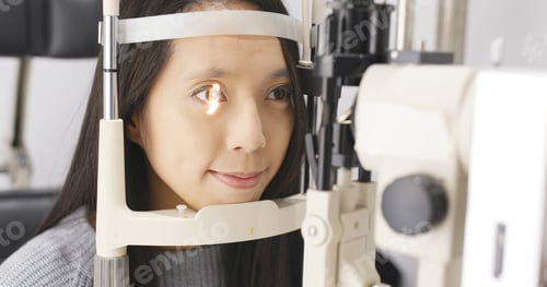Preview: Woman doing eye test