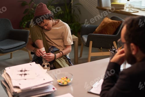 Preview: Tying shoelaces during therapy session