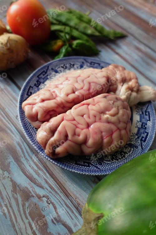 Preview: Fresh brain displayed on a decorative plate