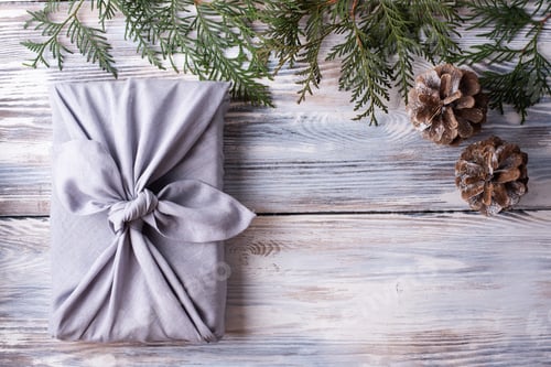 Visualização: Conceito ecológico e sem desperdício, embrulho de presente de Natal em tecido.