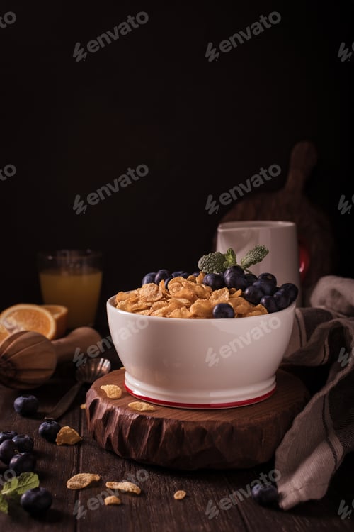 Preview: Healthy breakfast with corn flakes and berries