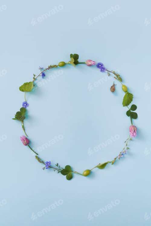 Preview: Floral round frame with copy space on a blue background. Summer or spring floral