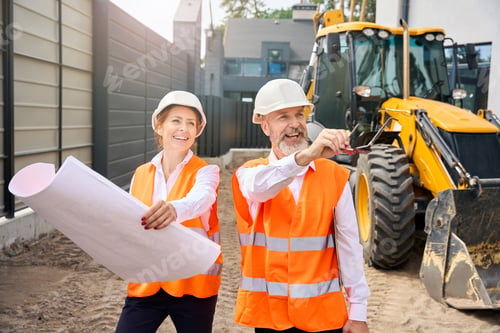 Preview: Foreman showing development site to building inspector