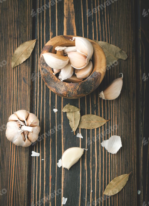 Preview: Dry garlic on a wooden