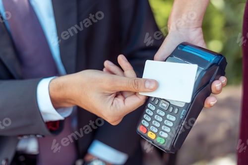 Preview: Close-up view man using contactless credit card on pos terminal