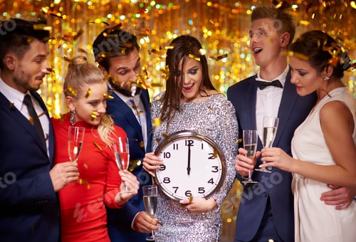Preview: Waiting with friends for the midnight