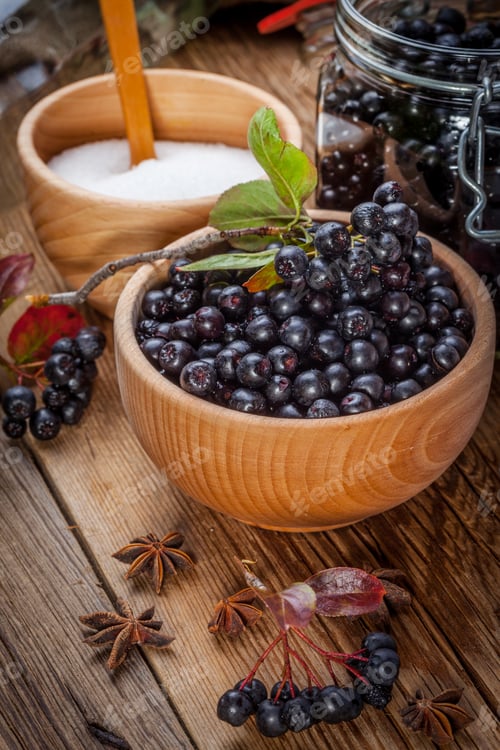 Preview: Fruits of black chokeberry prepared for processing.
