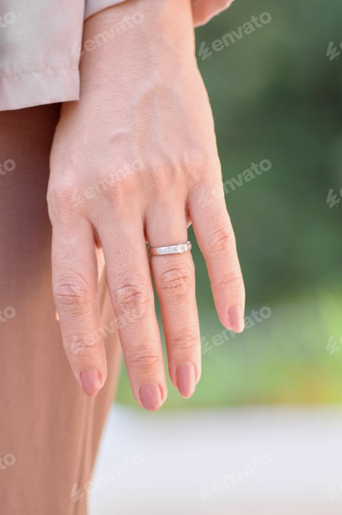 Preview: The left hand of a married woman
