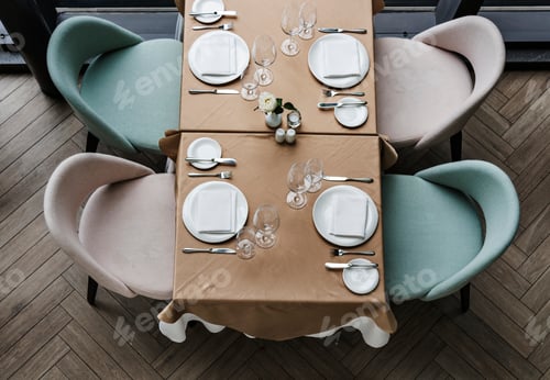 Preview: Empty dining table in a restaurant