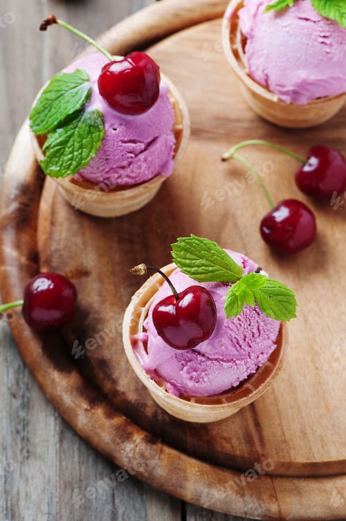 Preview: Cherry ice-cream with mint