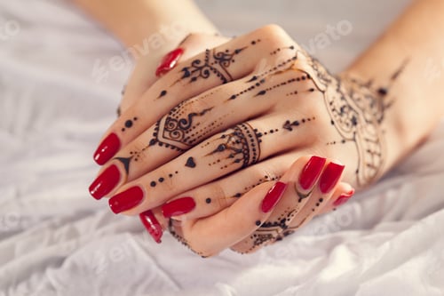 Preview: Red manicured hands with Mehndi