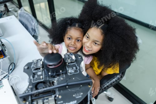 Vorschau: Kinder Mädchen mit Afro-Frisur Unterricht elektronisch auf dem Tisch im Klassenzimmer. learning innovation e