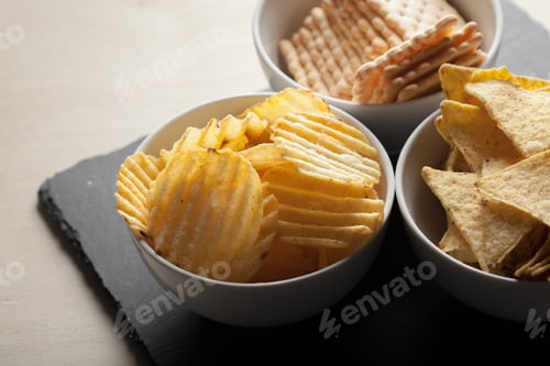 Preview: Potato chips in bowl on a table