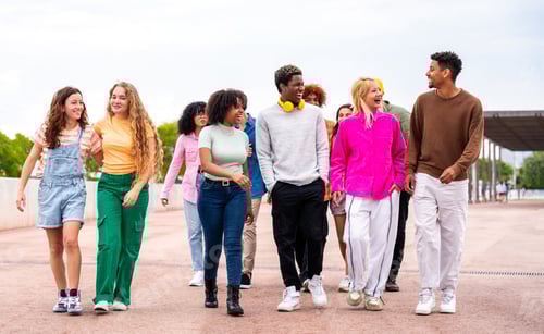 Visualização: Feliz grupo multiétnico brincalhão de jovens amigos se unindo ao ar livre