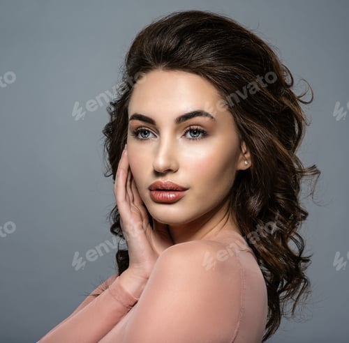 Vista previa: Beautiful young woman with a long brown hair