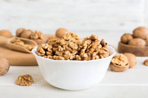 Preview: Fresh healthy walnuts in bowl on colored table background. Top view Healthy eating