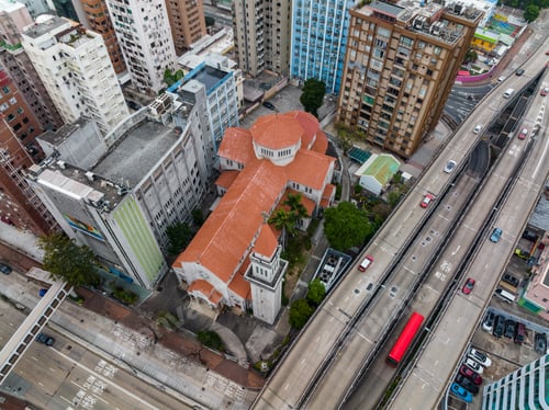Visualização: Mong Kok, Hong Kong, 16 de janeiro de 2022: Vista superior da Igreja de Santa Teresa em Kowloon