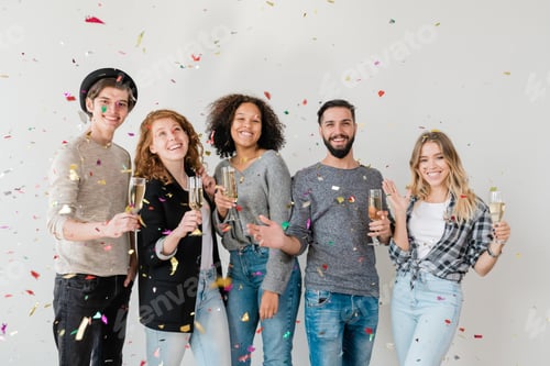 Visualização: Jovens amigos alegres de várias etnias se divertindo contra uma parede branca