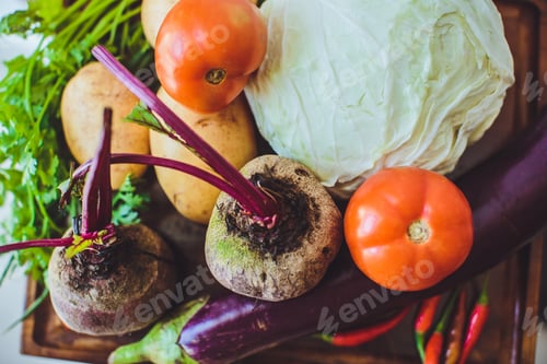 Preview: Fresh vegetables on a wooden board