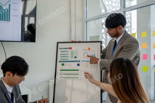 Preview: the atmosphere of the company's employees' meeting, businessmen brainstorming