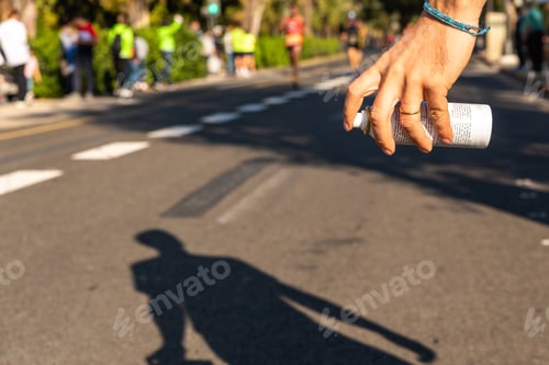 Preview: A physiotherapist holds a soothing spray of muscle pain in his hand during a running