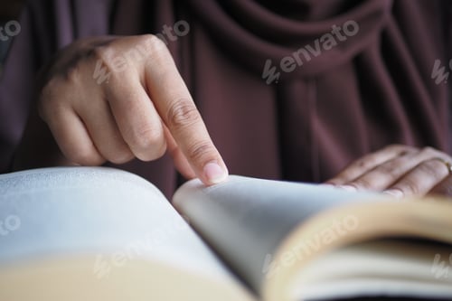 Vista previa: Close up of women hand turning a pager of a diary