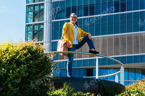 Preview: Senior businesswoman wearing business casual attire in the city