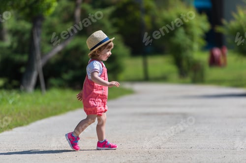 Preview: little girl runing in the summer Park