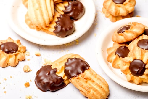 Preview: Chocolate shortbread cookies. Light background