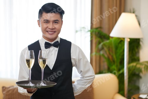 Preview: Serving champagne