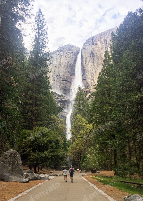 Preview: A couple walking to the Yosemite falls in the Yosemite National Park, California, The USA