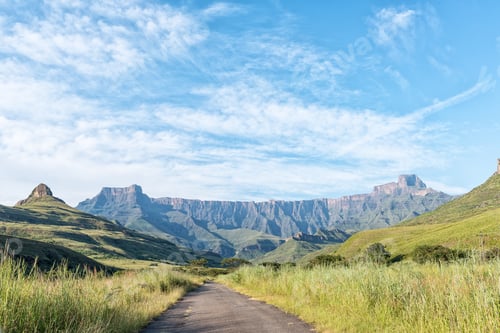 Preview: View of Amphitheatre in Drakensberg seen from road to Thendele