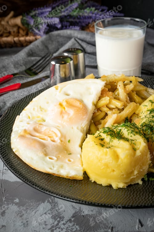 Preview: Fried eggs with boiled potatoes and yellow string beans.