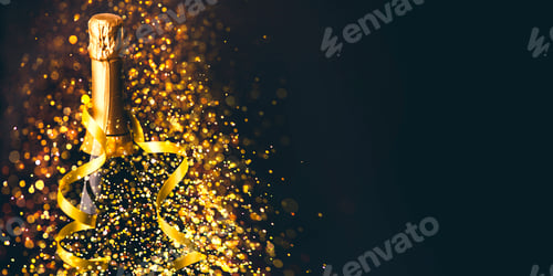 Visualização: Garrafa de champanhe com fita dourada sobre fundo escuro com fogos de artifício dourados com glitter bokeh.