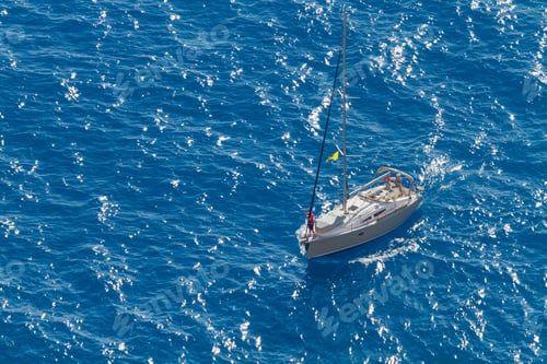 Preview: Boat on sea - top view